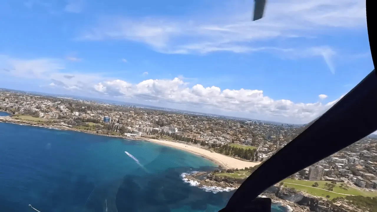 9. Costeggiando Sydney - La città si allontana e resta il respiro del Pacifico durante il volo in elicottero su Sidney