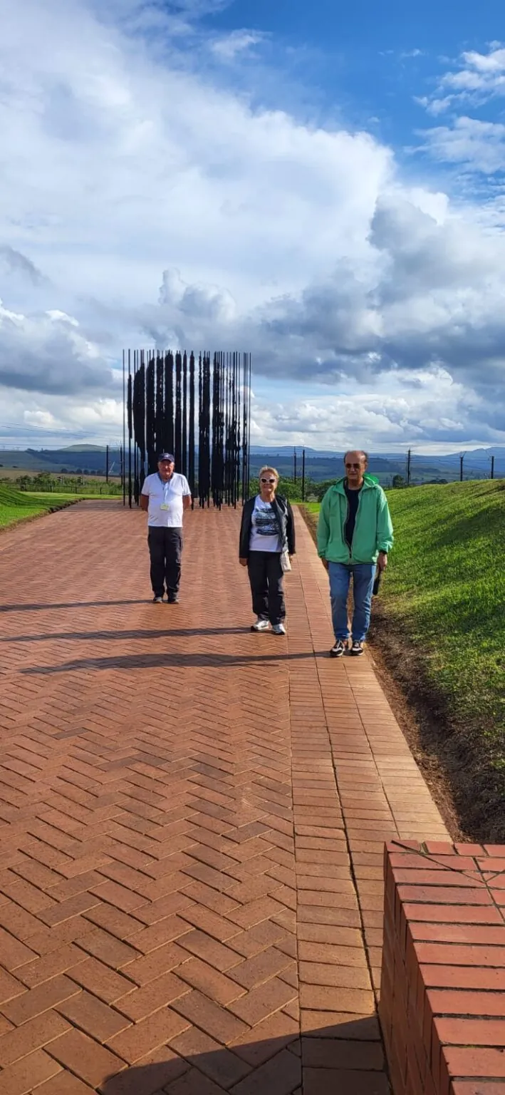 Foto ricordo amici di crociera durante il Giro del Mondo 2024-25 a bordo di Costa Deliziosa: Museo Mandela
