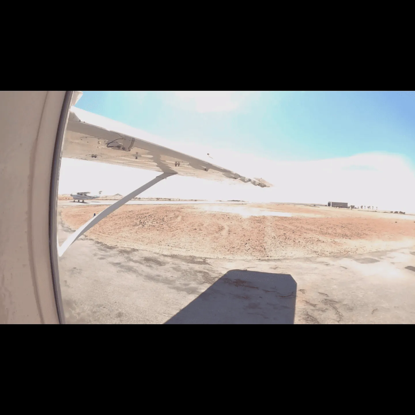 La pista vista dal finestrino durante la preparazione al volo panoramico in Piper sulla Namibia