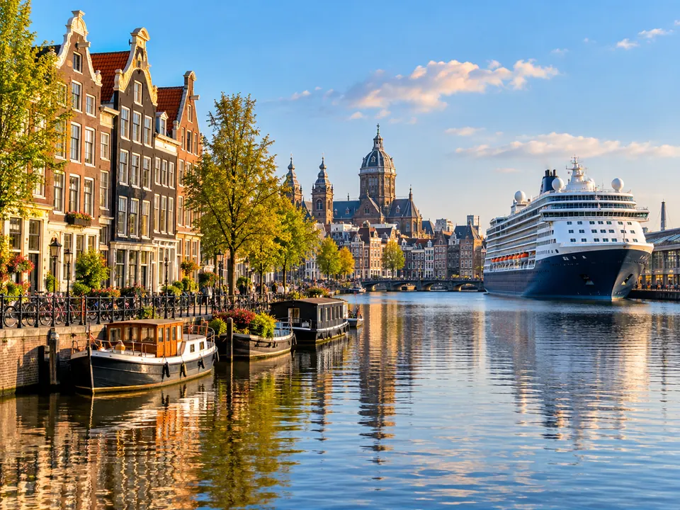 Amsterdam con canali storici e una nave da crociera