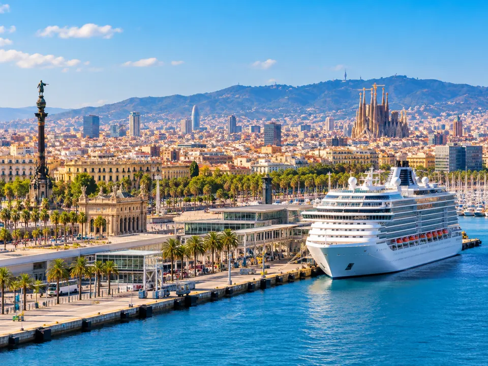 Porto di Barcellona con nave da crociera e panorama della città