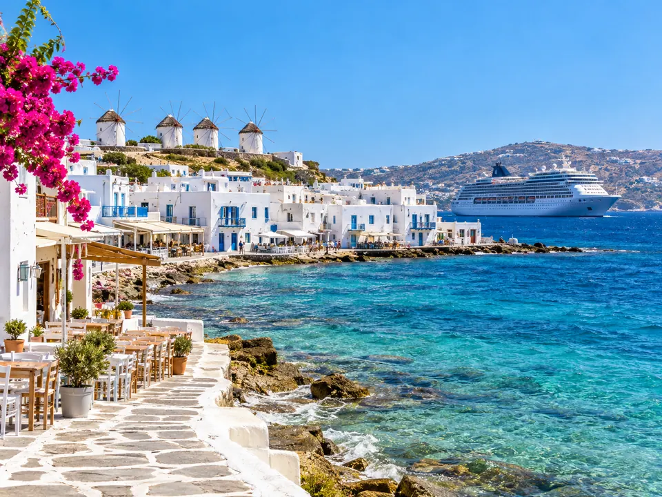 Mykonos con mulini a vento, case bianche e nave da crociera in mare
